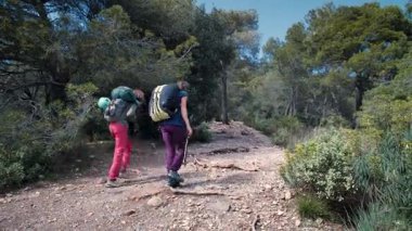 Dişi arkadaşlar gerçek kayaya tırmanıyorlar. Yüksek kalite 4k görüntü