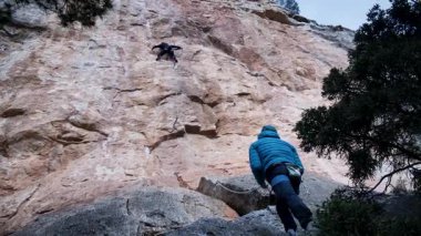 Arkadaşlar Siurana 'ya tırmanıyor ve günü dışarıda geçiriyorlar. Yüksek kalite 4k görüntü