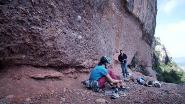 İspanya 'nın Barcelona yakınlarındaki dağlara tırmanmaya giden iki bayan arkadaş. Kadınlar dışarı tırmanıyor. Yüksek kalite 4k görüntü