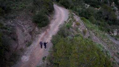 Barcelona yakınlarındaki dağlarda yürüyüş yapan yaşlı çift. Yüksek kalite 4k drone görüntüsü