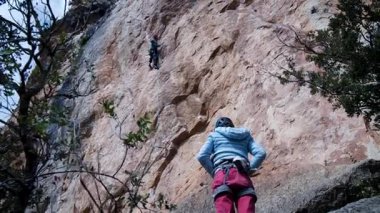 Arkadaşlar Siurana 'ya tırmanıyor ve günü dışarıda geçiriyorlar. Yüksek kalite 4k görüntü
