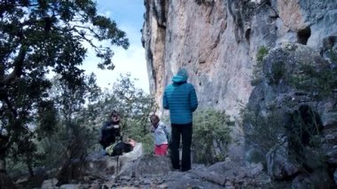 Arkadaşlar Siurana 'ya tırmanıyor ve günü dışarıda geçiriyorlar. Yüksek kalite 4k görüntü