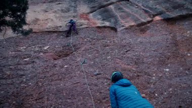 Dişi arkadaşlar gerçek kayaya tırmanıyorlar. Yüksek kalite 4k görüntü