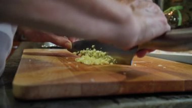 Ev hanımı evde balık güveci pişiriyor. Yüksek kalite 4k görüntü