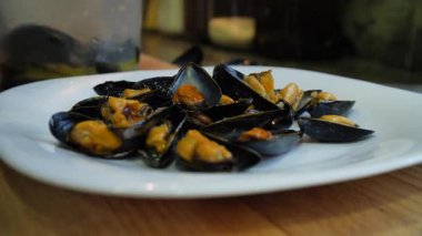 Ev hanımı evde balık güveci pişiriyor. Yüksek kalite 4k görüntü