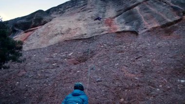 Dişi arkadaşlar gerçek kayaya tırmanıyorlar. Yüksek kalite 4k görüntü