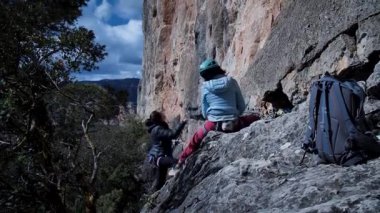 Arkadaşlar Siurana 'ya tırmanıyor ve günü dışarıda geçiriyorlar. Yüksek kalite 4k görüntü