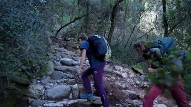 Dişi arkadaşlar gerçek kayaya tırmanıyorlar. Yüksek kalite 4k görüntü