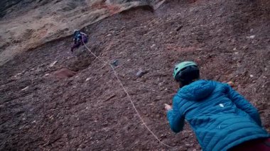 Dişi arkadaşlar gerçek kayaya tırmanıyorlar. Yüksek kalite 4k görüntü