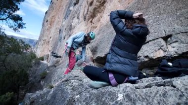 Arkadaşlar Siurana 'ya tırmanıyor ve günü dışarıda geçiriyorlar. Yüksek kalite 4k görüntü