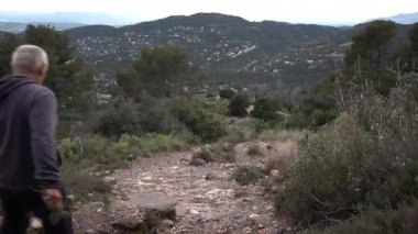 Barcelona yakınlarındaki dağlarda yürüyüş yapan yaşlı çift. Yüksek kalite 4k görüntü