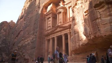 Petra 'daki Hazine' nin önündeki turist. Yüksek kaliteli FullHD yavaş çekim görüntüleri