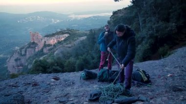 Dişi arkadaşlar gerçek kayaya tırmanıyorlar. Yüksek kalite 4k görüntü