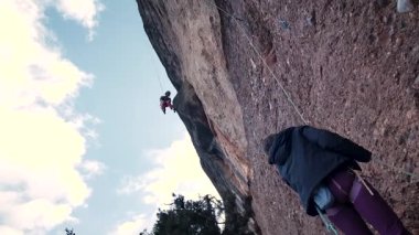 Dişi arkadaşlar gerçek kayaya tırmanıyorlar. Yüksek kalite 4k görüntü