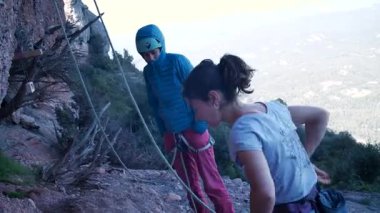 İspanya 'nın Barcelona yakınlarındaki dağlara tırmanmaya giden iki bayan arkadaş. Kadınlar dışarı tırmanıyor. Yüksek kalite 4k görüntü