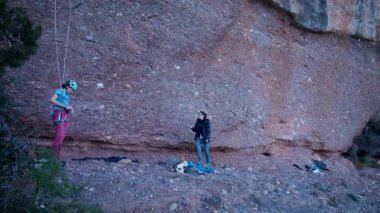 İspanya 'nın Barcelona yakınlarındaki dağlara tırmanmaya giden iki bayan arkadaş. Kadınlar dışarı tırmanıyor. Yüksek kalite 4k görüntü