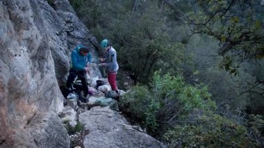 Arkadaşlar Siurana 'ya tırmanıyor ve günü dışarıda geçiriyorlar. Yüksek kalite 4k görüntü