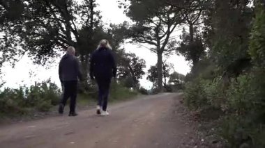 Barcelona yakınlarındaki dağlarda yürüyüş yapan yaşlı çift. Yüksek kalite 4k görüntü