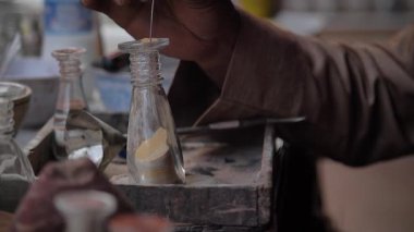 Petra 'da el yapımı hatıralar. Yüksek kaliteli FullHD görüntüler