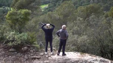 Barcelona yakınlarındaki dağlarda yürüyüş yapan yaşlı çift. Yüksek kalite 4k görüntü