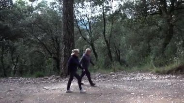 Barcelona yakınlarındaki dağlarda yürüyüş yapan yaşlı çift. Yüksek kalite 4k görüntü