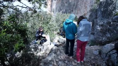 Arkadaşlar Siurana 'ya tırmanıyor ve günü dışarıda geçiriyorlar. Yüksek kalite 4k görüntü