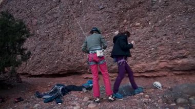 Dişi arkadaşlar gerçek kayaya tırmanıyorlar. Yüksek kalite 4k görüntü