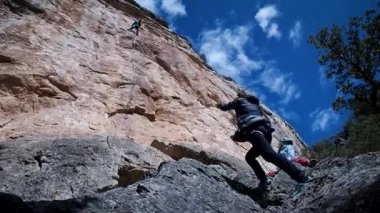 Arkadaşlar Siurana 'ya tırmanıyor ve günü dışarıda geçiriyorlar. Yüksek kalite 4k görüntü