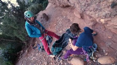 Dişi arkadaşlar gerçek kayaya tırmanıyorlar. Yüksek kalite 4k görüntü