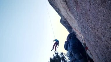 İspanya 'nın Barcelona yakınlarındaki dağlara tırmanmaya giden iki bayan arkadaş. Kadınlar dışarı tırmanıyor. Yüksek kalite 4k görüntü
