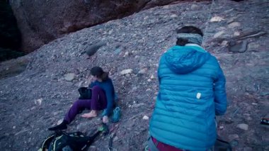Dişi arkadaşlar gerçek kayaya tırmanıyorlar. Yüksek kalite 4k görüntü