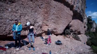 Arkadaşlar doğada kırmızı kayalara tırmanıyor. Yüksek kalite 4k görüntü