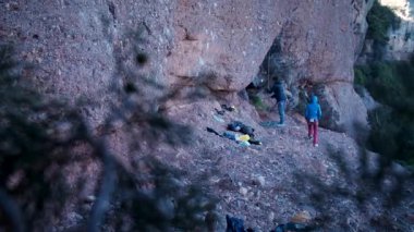 İspanya 'nın Barcelona yakınlarındaki dağlara tırmanmaya giden iki bayan arkadaş. Kadınlar dışarı tırmanıyor. Yüksek kalite 4k görüntü