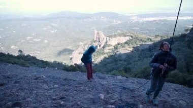 İspanya 'nın Barcelona yakınlarındaki dağlara tırmanmaya giden iki bayan arkadaş. Kadınlar dışarı tırmanıyor. Yüksek kalite 4k görüntü