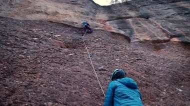 Dişi arkadaşlar gerçek kayaya tırmanıyorlar. Yüksek kalite 4k görüntü