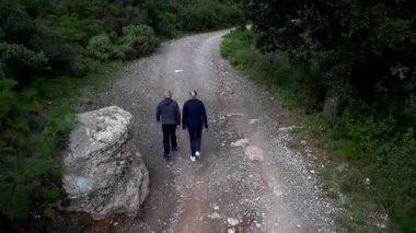 Barcelona yakınlarındaki dağlarda yürüyüş yapan yaşlı çift. Yüksek kalite 4k drone görüntüsü