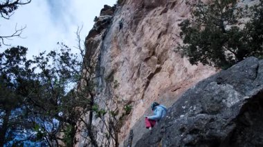 Arkadaşlar Siurana 'ya tırmanıyor ve günü dışarıda geçiriyorlar. Yüksek kalite 4k görüntü