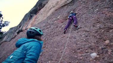 Dişi arkadaşlar gerçek kayaya tırmanıyorlar. Yüksek kalite 4k görüntü
