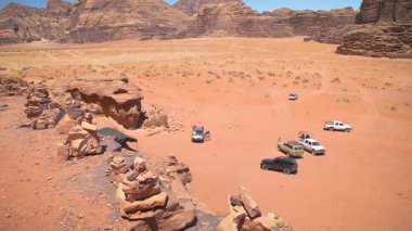 Wadi Rum çölünde turistler. Yüksek kaliteli FullHD yavaş çekim görüntüleri