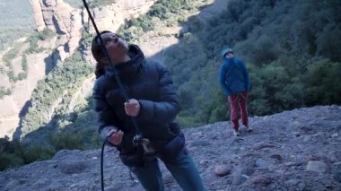 İspanya 'nın Barcelona yakınlarındaki dağlara tırmanmaya giden iki bayan arkadaş. Kadınlar dışarı tırmanıyor. Yüksek kalite 4k görüntü