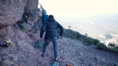 İspanya 'nın Barcelona yakınlarındaki dağlara tırmanmaya giden iki bayan arkadaş. Kadınlar dışarı tırmanıyor. Yüksek kalite 4k görüntü