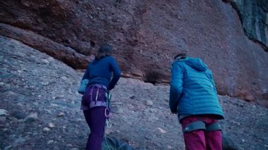 Dişi arkadaşlar gerçek kayaya tırmanıyorlar. Yüksek kalite 4k görüntü