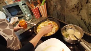 Ev hanımı evde balık güveci pişiriyor. Yüksek kalite 4k görüntü