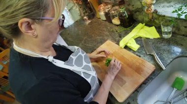 Ev hanımı evde balık güveci pişiriyor. Yüksek kalite 4k görüntü