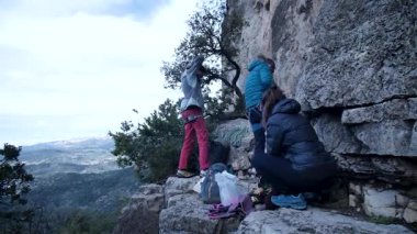 Arkadaşlar Siurana 'ya tırmanıyor ve günü dışarıda geçiriyorlar. Yüksek kalite 4k görüntü