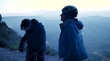 Dişi arkadaşlar gerçek kayaya tırmanıyorlar. Yüksek kalite 4k görüntü