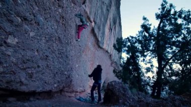 Dişi arkadaşlar gerçek kayaya tırmanıyorlar. Yüksek kalite 4k görüntü