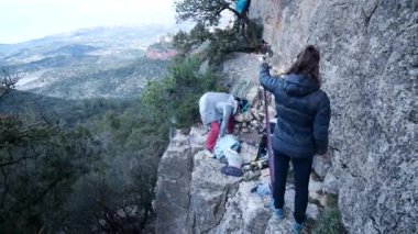 Arkadaşlar Siurana 'ya tırmanıyor ve günü dışarıda geçiriyorlar. Yüksek kalite 4k görüntü