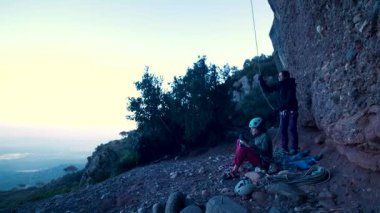 Dişi arkadaşlar gerçek kayaya tırmanıyorlar. Yüksek kalite 4k görüntü
