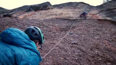 Dişi arkadaşlar gerçek kayaya tırmanıyorlar. Yüksek kalite 4k görüntü